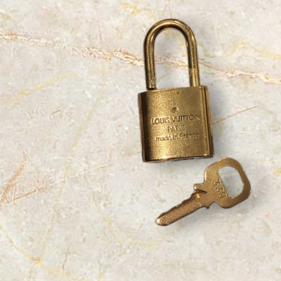 Louis Vuitton Lock and Key #339 Add a touch of luxury to your collection - Picture 3 of 6